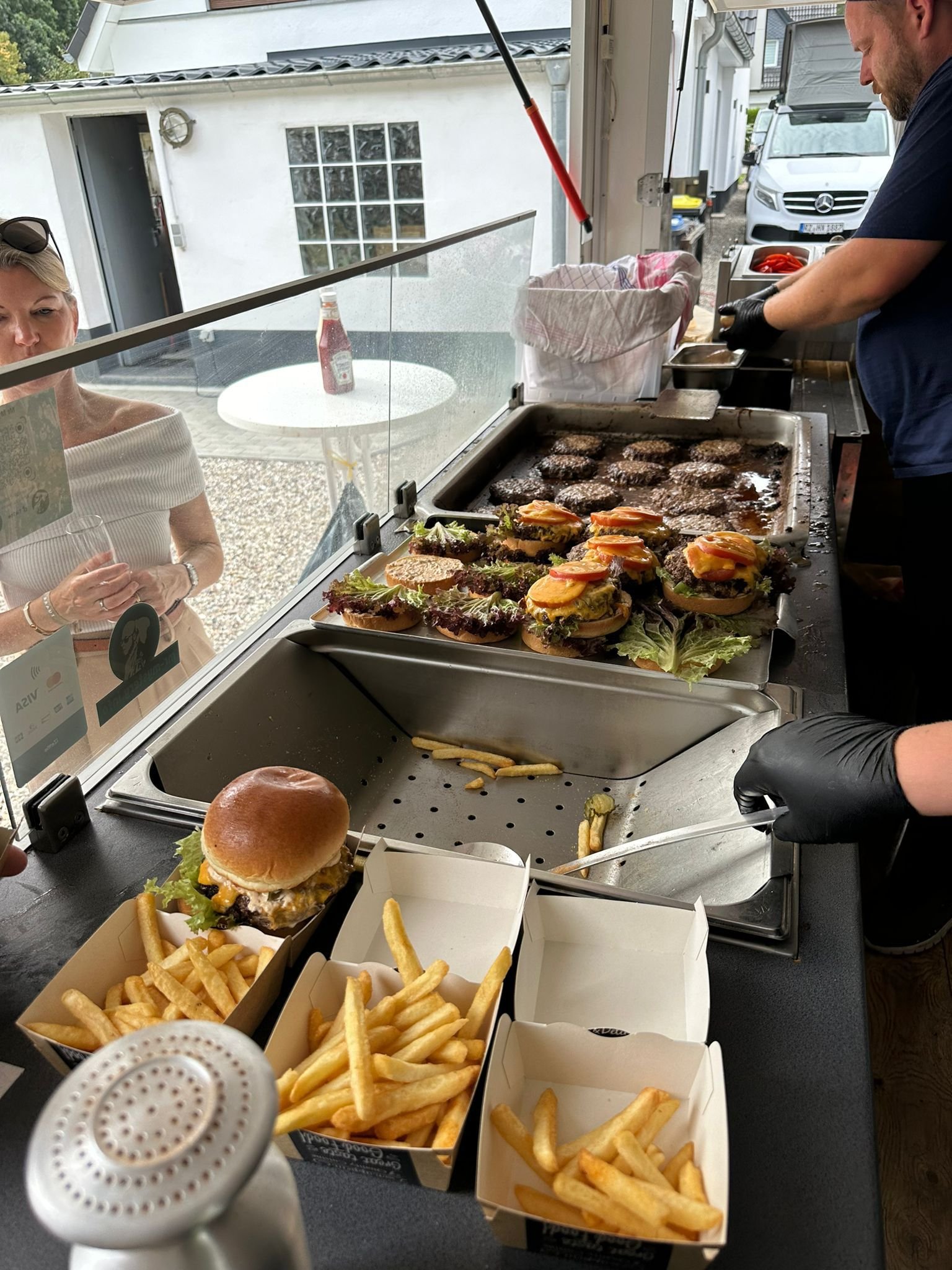 Onkelfinke Foodtruck-Theke beim Service