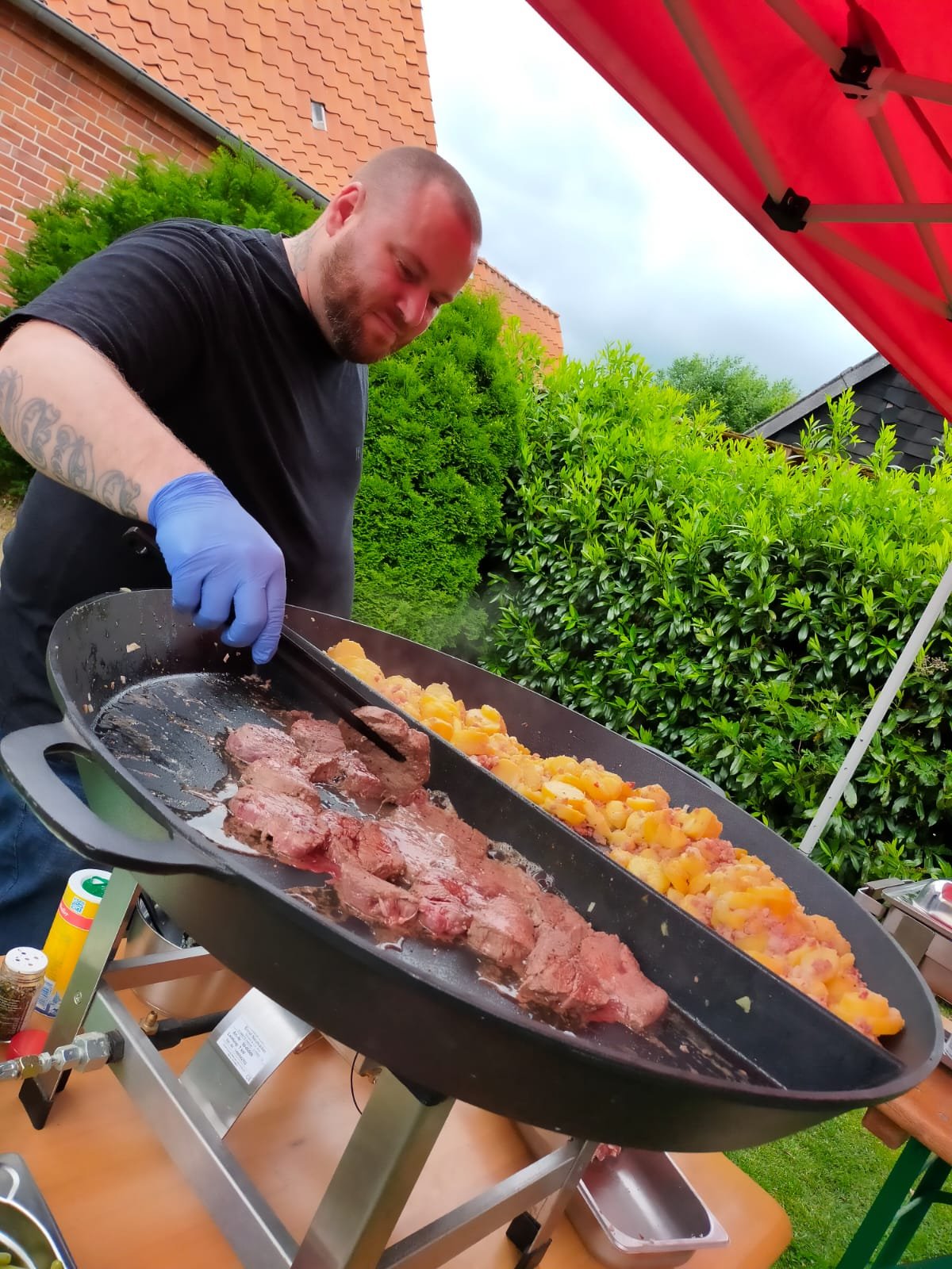 Grillen im Garten unter Pavillon