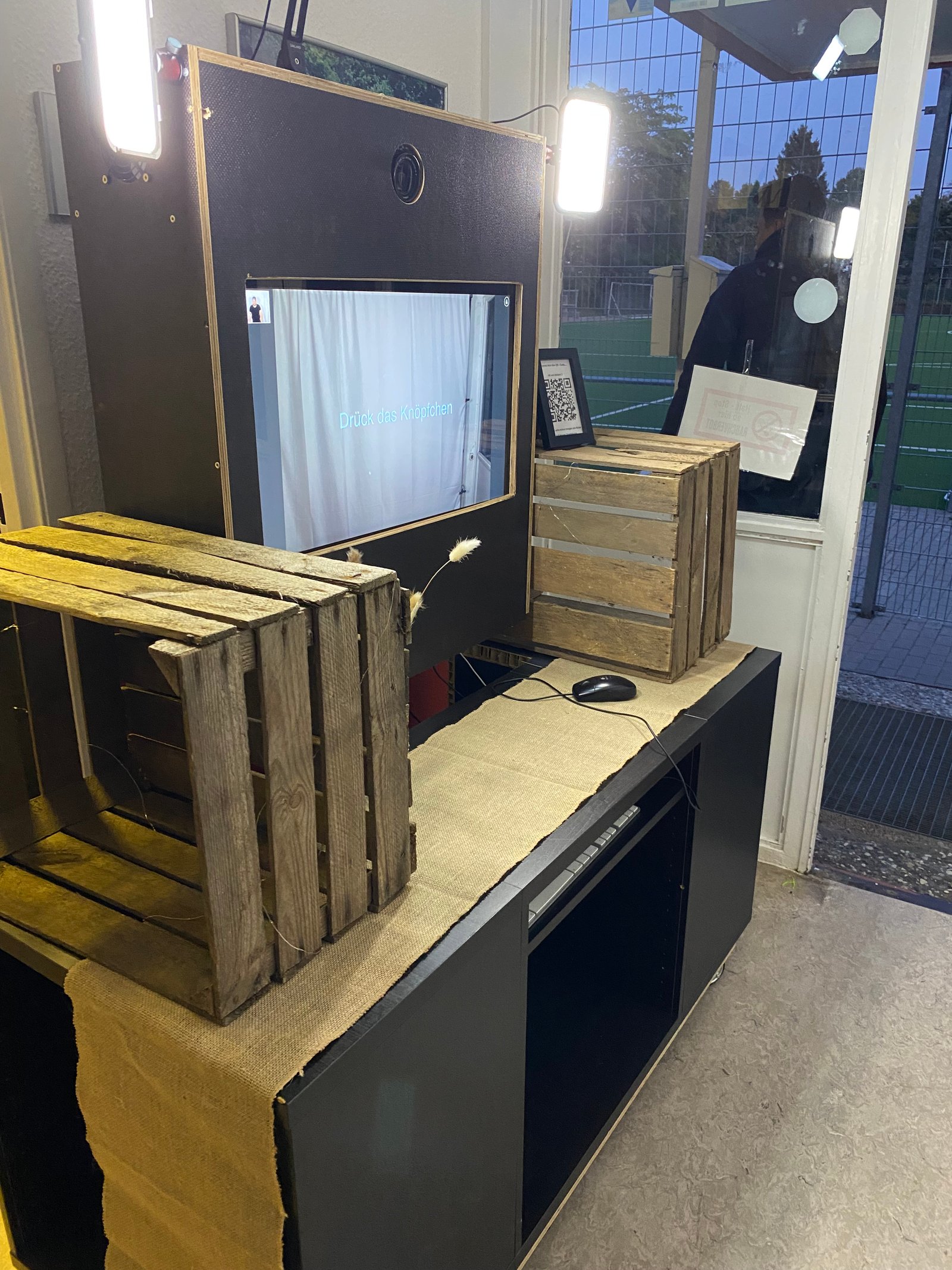 Vereinshaus mit festlicher Tafel